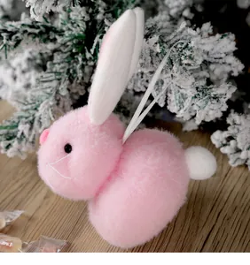 Detaillierter Plüsch-Osterhase in Rosa mit weißen Ohren auf festlichem Holzhintergrund