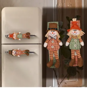 Detalle de fundas espantapájaros para manijas de refrigerador en decoración de cocina otoñal