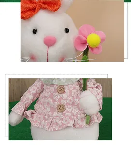 Détail d'une poupée lapin de Pâques en peluche portant une robe à fleurs rose et un tournesol