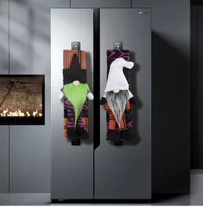 Detail von Halloween-Gnom-Griffabdeckungen an einem silbernen Kühlschrank in der Küche