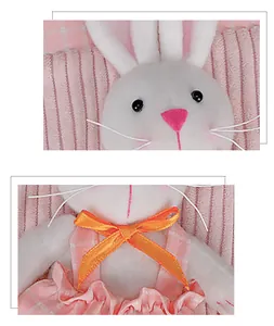 Detalle de funda de asa conejo de Pascua rosa con textura de pana y lazo de seda naranja