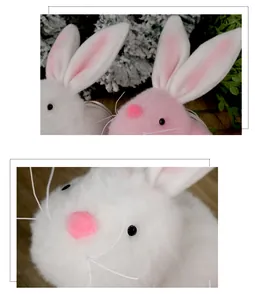 Nahaufnahme weißer und rosa Plüschhasen-Anhänger mit weichen Details für Ostern