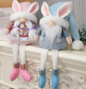 Detalle de gnomos de Pascua de peluche con piernas largas y orejas de conejo