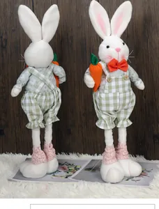 Détails des figurines de lapin de Pâques en peluche avec salopette verte et carotte