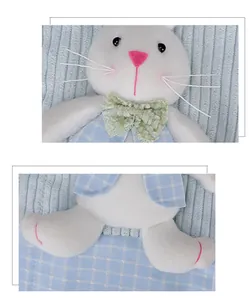 Detalle de funda de conejo de Pascua con lazo de encaje y chaleco a cuadros azules