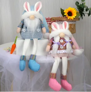 Vista detallada de gnomos conejitos de Pascua azules y rosas con patas largas y peluche suave