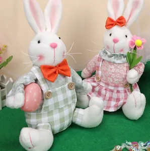 Detail von zwei Osterhasen-Gnom-Puppen mit grüner Latzhose und rosa Blumenkleid