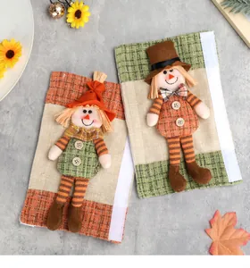 Detalle de fundas para manijas de espantapájaros de Acción de Gracias con cierres de velcro