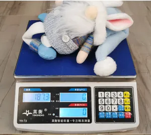 Detalle de la medición del peso del peluche de conejo de Pascua de 187,3 g en báscula