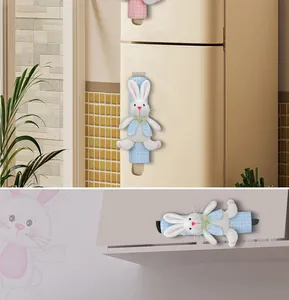 Detalle de fundas para manijas de refrigerador con diseño de conejo y cuadros