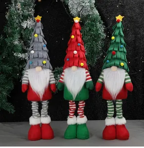 Trois gnomes de Noël avec chapeaux sapins et jambes rayées pour décoration