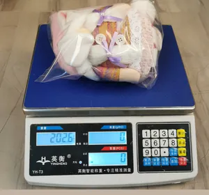 Detalle de un peluche de conejo de Pascua en una báscula con peso de unos 202,6g