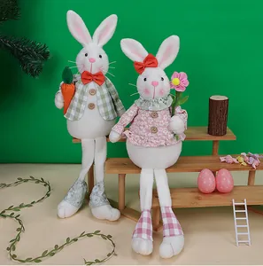 Détail de gnomes lapins de Pâques à longues jambes avec carotte et fleur sur décor vert