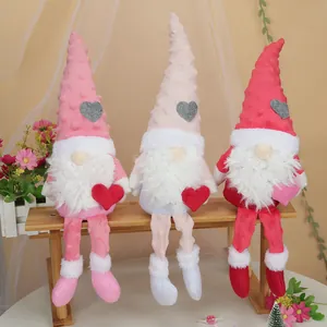 Drei Valentinstag-Gnome mit Herzen auf Holzbank, Plüsch-Rudolf-Zwerge als Festtagsdeko