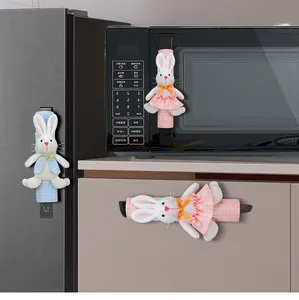 Detalle de las fundas de felpa para tiradores de electrodomésticos con diseño de conejos