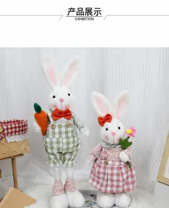 Détail de gnomes lapins de Pâques avec salopette à carreaux et carotte décorative
