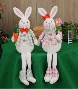 Détail de gnomes lapins de Pâques avec veste à carreaux et robe à fleurs sur bois