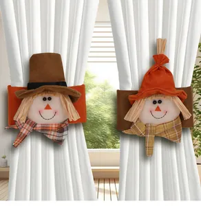 Détail des boucles de rideaux épouvantail de moisson avec chapeaux de paille