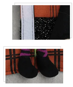 Details von Halloween-Gnom-Griffabdeckungen mit orangefarbenem Karostoff und Pailletten