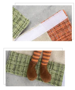 Detalle de la funda de tela tejida para manija con cierre de Velcro y patas decorativas a rayas