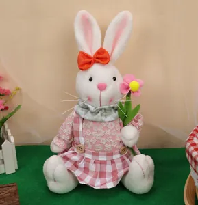 Detail von Osterhasen-Gnom-Plüsch in Blumenkleid mit einer Filzblume als Deko