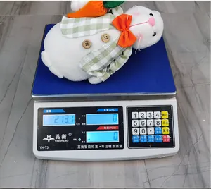 Gnome lapin de Pâques en peluche avec carotte sur balance, détail de poids de 213,1g précis