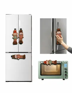 Detail van oogst vogelverschrikker handgreep covers voor koelkast en oven handgrepen