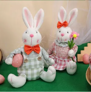 Detailansicht der Osterhasen-Plüschfiguren mit Latzhose und geblümtem Kleid