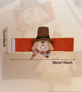 Détail d'attache-rideau épouvantail de récolte avec dimensions 15 cm hauteur et 36 cm longueur