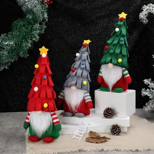 Trois gnomes de Noël en peluche avec chapeaux sapins et pompons sur présentoir blanc