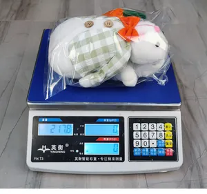 Mesure du poids d'un gnome lapin de Pâques vêtu d'un habit à carreaux vert et blanc