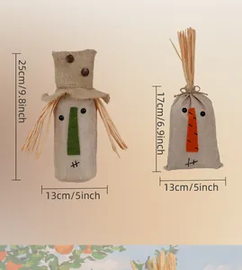 Dettaglio dei sacchetti per bottiglie a spaventapasseri in iuta con misure decorative