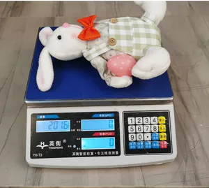 Oster-Gnom-Hasenfigur mit 201,6 g Gewicht auf einer Digitalwaage zur Größenbestimmung