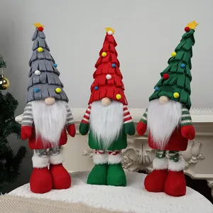 Trois gnomes de Noël avec chapeaux en sapin et étoiles dorées sur un manteau blanc
