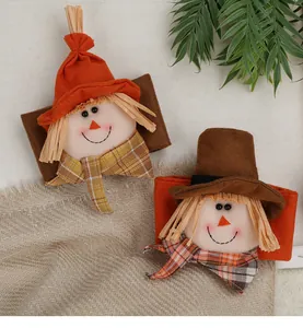 Détail d'attaches de rideau épouvantail festif avec chapeaux de paille et tissu à carreaux