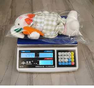 Mesure du poids d'un gnome lapin en peluche portant une salopette et une carotte