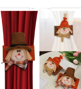 Détail d'attache-rideau épouvantail avec chapeau de paille et écharpe à carreaux