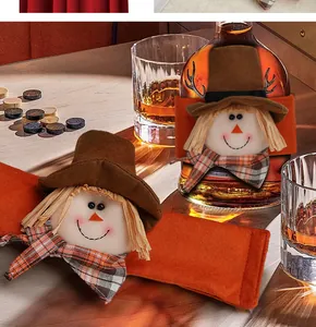 Détail du bouchon de bouteille épouvantail de récolte avec ruban velours orange et carreaux