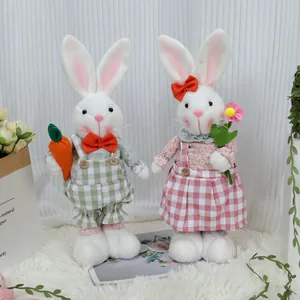 Figurines de couple de lapins de Pâques debout avec carotte et fleurs pour la maison