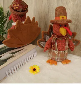 Dettaglio fronte e retro degli gnomi tacchino di peluche per decorazioni del Ringraziamento