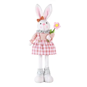 Gnome lapin de Pâques debout en tenue de dentelle rose et robe à carreaux vichy