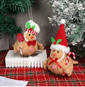 Détail de deux oiseaux de Noël en peluche décoratifs sur une nappe à carreaux rouges