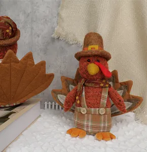Dettaglio di gnomo tacchino di peluche con cappello marrone e sciarpa a quadri decoro