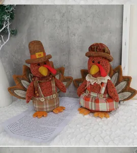 Dettaglio di gnomi tacchino in peluche con abiti scozzesi per decorazioni del Ringraziamento