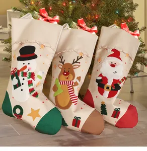 Detaillierte Ansicht von drei großen Leinen-Weihnachtssocken mit Schneemann- und Rentier-Motiven