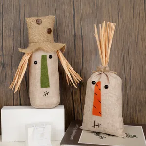 Sacchetti regalo in juta autunnale con volti decorativi di spaventapasseri