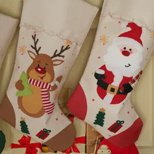 Große Weihnachtsstrümpfe aus Sackleinen mit Nikolaus und Rentier zum Aufhängen am Baum