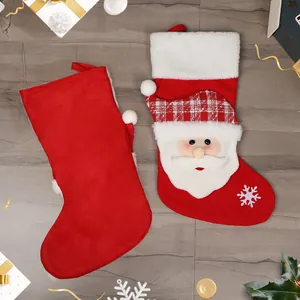 Set di calze natalizie con design rosso classico e Babbo Natale 3D su sfondo festivo