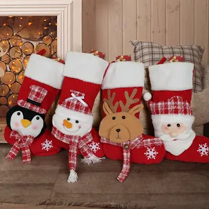 Set di quattro calze natalizie con Babbo Natale e pupazzo di neve per decorazione casa