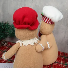 Vista trasera de peluches de jengibre con sombreros festivos y ribetes ondulados blancos